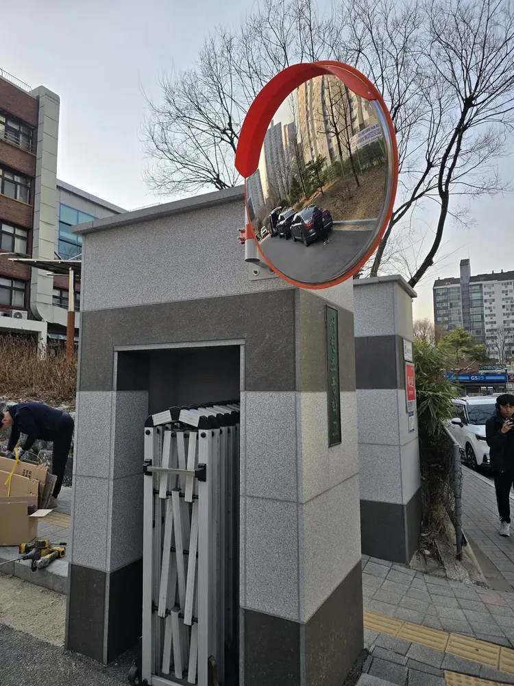 화성 이면도로에 신규 설치된 볼록 반사경 시공 현장